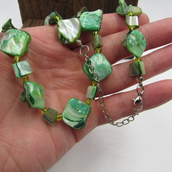 22" Dyed Green Shell Necklace Vintage Costume - Picture 2 of 4